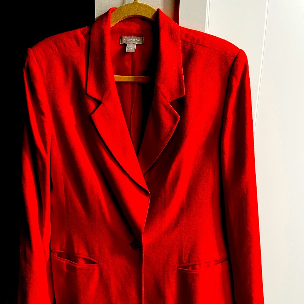 Gorgeous and RARE , 100 % SILK Coral Blazer by Nordstrom Excellent Condition